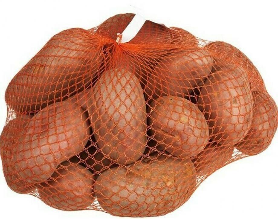 Фасованный красный картофель в сетке
